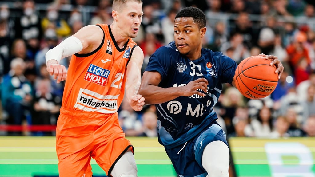 Eric Washington (r.) wechselt von Jena nach Chemnitz. (Archivbild)