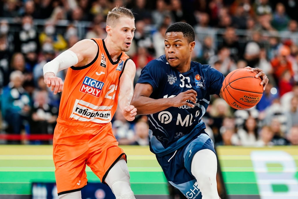 Eric Washington (r.) wechselt von Jena nach Chemnitz. (Archivbild)