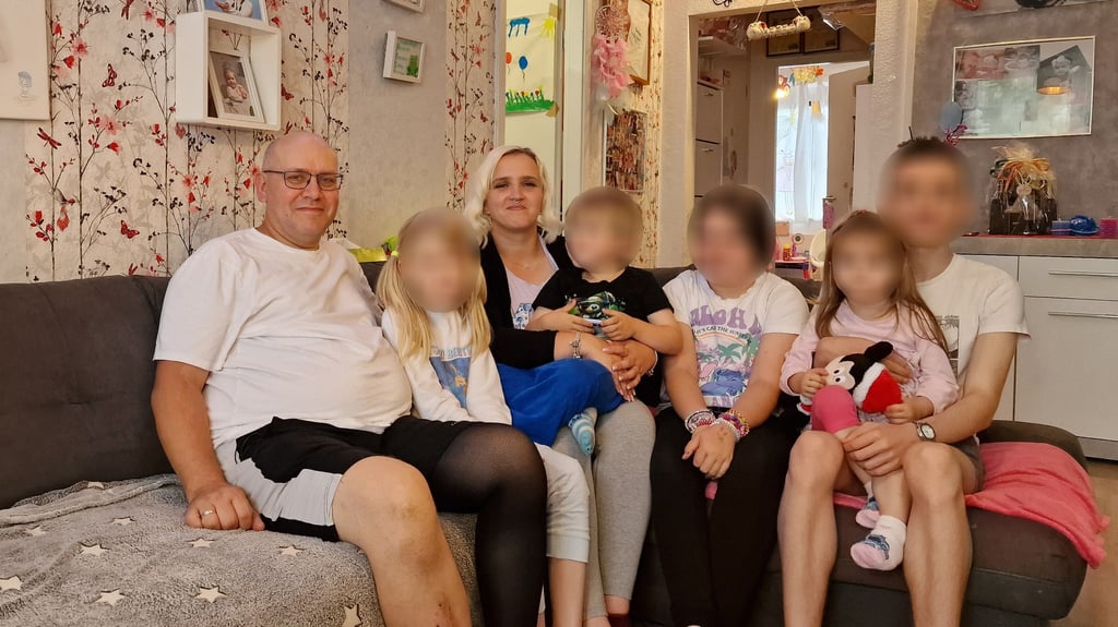 Familie Moratschke mit fünf ihrer sechs Kinder muss aus ihrer Wohnung in der Lucas-Cranach-Straße in Stendal ausziehen.
