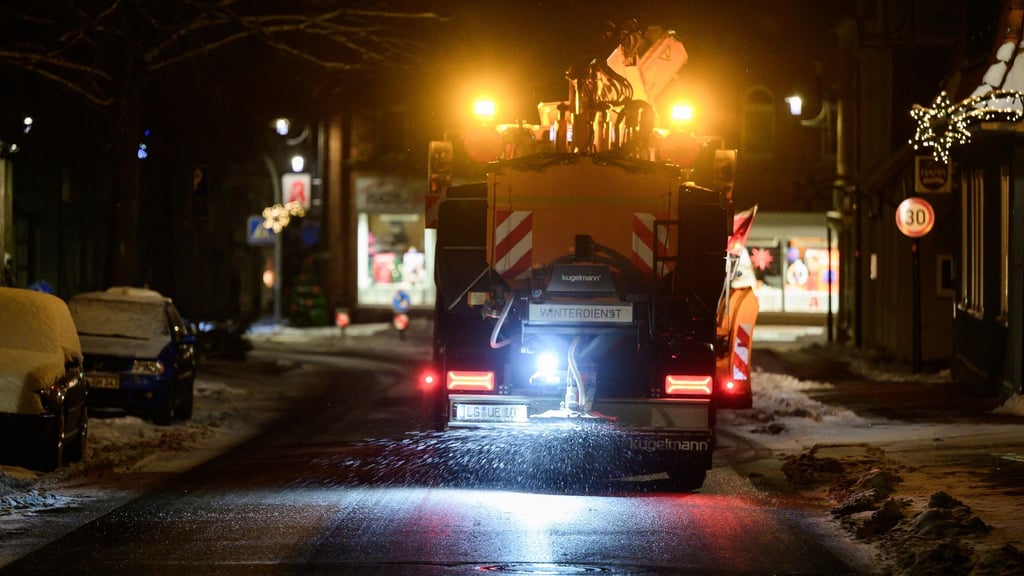Eisregen kann im Südwesten Niedersachsens in der Nacht zum Samstag erneut für gefährlich glatte Straßen sorgen. (Archivbild)