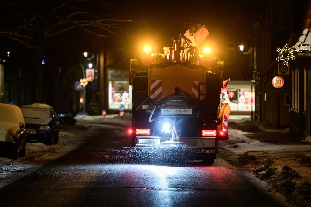 Eisregen kann im Südwesten Niedersachsens in der Nacht zum Samstag erneut für gefährlich glatte Straßen sorgen. (Archivbild)