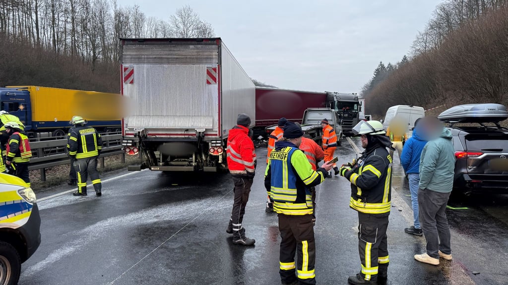 Glätte hat auf der A44 eine Unfallserie ausgelöst.