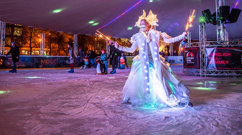 Winterlicher Schlittschuhspaß im illuminierten Innenhof der Festung Mark – hier kommen kleine und große Eislauffans auf ihre Kosten.