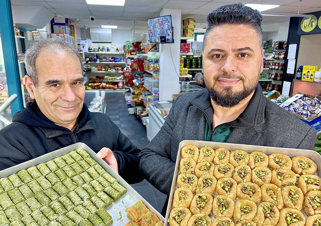 Arabische Süßspeisen sind ab sofort auf dem Boulevard in Bernburg zu haben. Walid Khaled (r.) hat den Markt übernommen.  Sein Mitarbeiter Mustapha Yakoube wird dort weiter die Kunden bedienen.  