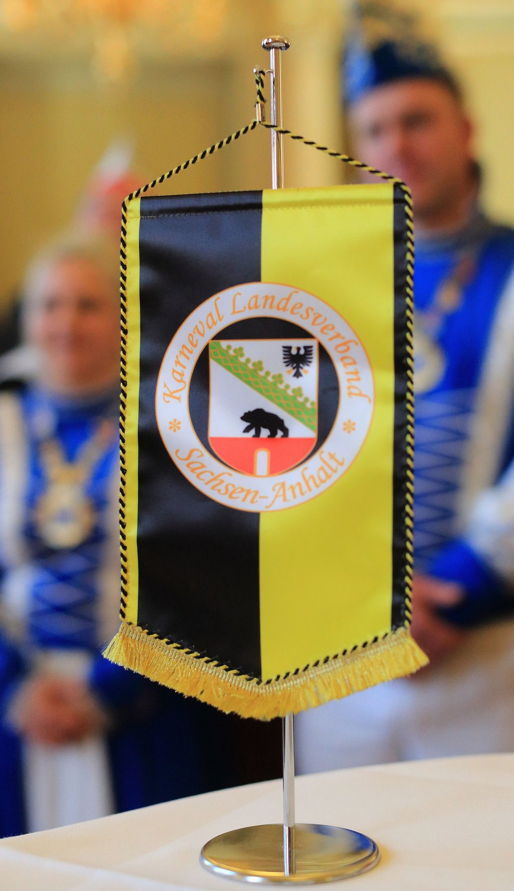 Ein Wimpel des Karneval Landesverbandes Sachsen-Anhalt steht bei einem Empfang für Karnevalisten in der Staatskanzei in Magdeburg auf einem Tisch.