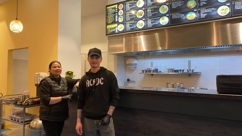 Koch Nam und Küchenhilfe Dao gehören zum Team des neuen Restaurants in Magdeburg.