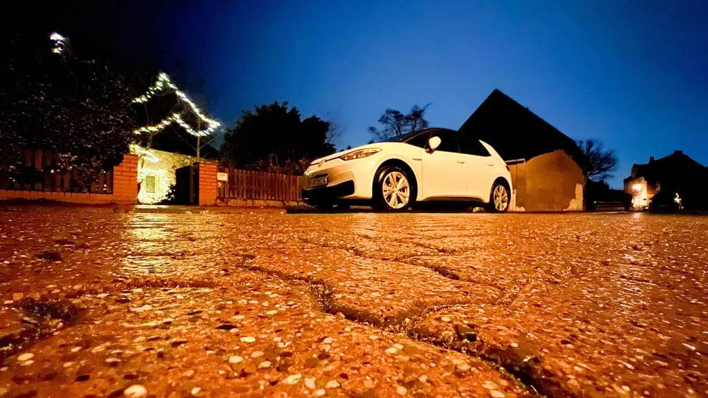 Mehr als 100 Unfälle haben sich seit dem Morgen aufgrund von Eisglätte in den Landkreisen Cloppenburg und Vechta ereignet, mehrere Menschen wurden verletzt. (Symbolbild)