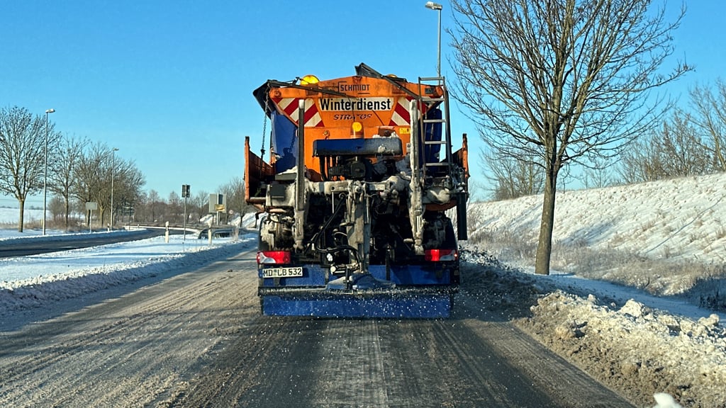 Der Winter hatte Magdeburg in der ersten Januarhälfte 2026 fest im Griff. Hier ein Streufahrzeug der Stadt auf der Bundesstraße 1.