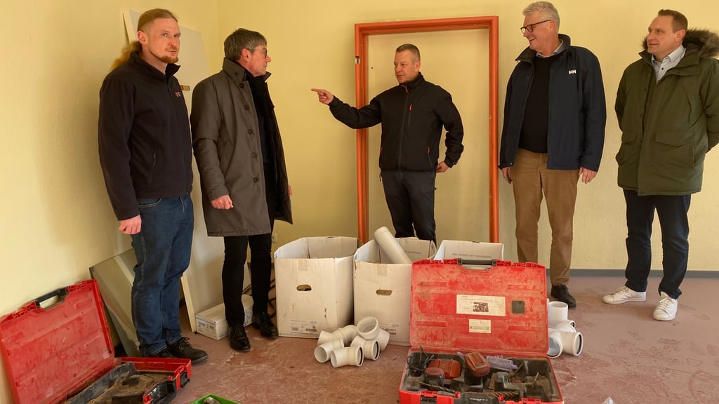 Sie schauen sich die künftigen Räume für das Rote Kreuz an: Andreas Werner (v.l.) und Ralf Kürbis vom DRK-Kreisverband, Bürgermeister Bernhard Hieber und Detlef Koch und André Baars von der Wobau. 