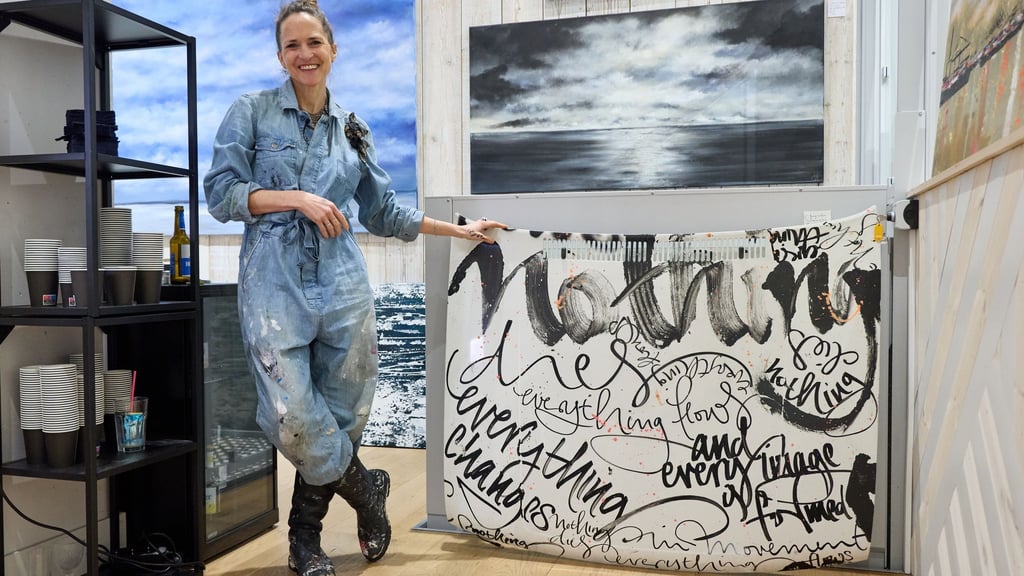 Die Hamburger Künstlerin Jeannine Platz liebt Malen und Schreiben. Beides zeichnet ihre Werke aus.