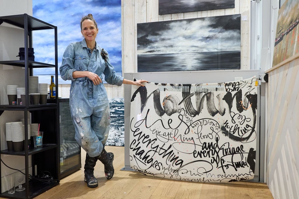 Die Hamburger Künstlerin Jeannine Platz liebt Malen und Schreiben. Beides zeichnet ihre Werke aus.