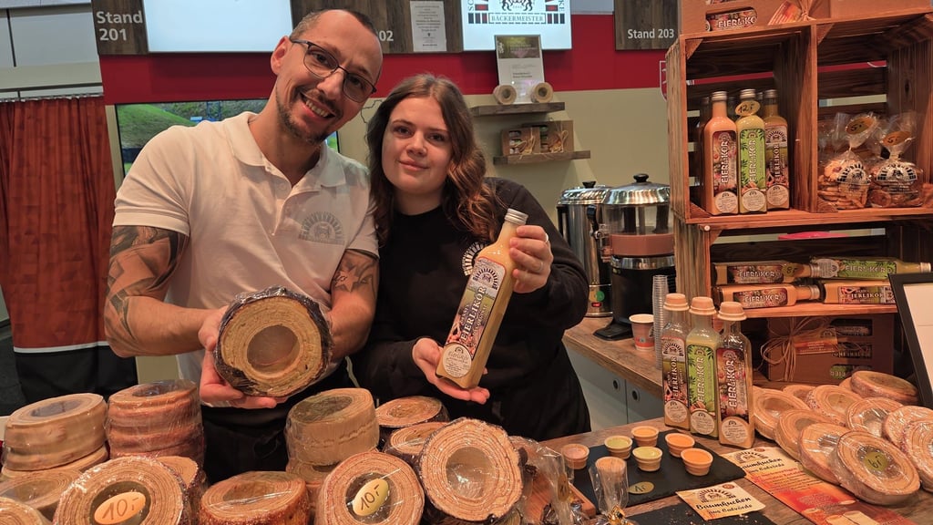 Bäckermeister Denni Nitzschke und seine Mitarbeiterin Carolin Gadau präsentieren die Spezialitäten aus der Calvörder Schaubäckerei am Messestand und beraten Besucher der Grünen Woche. 