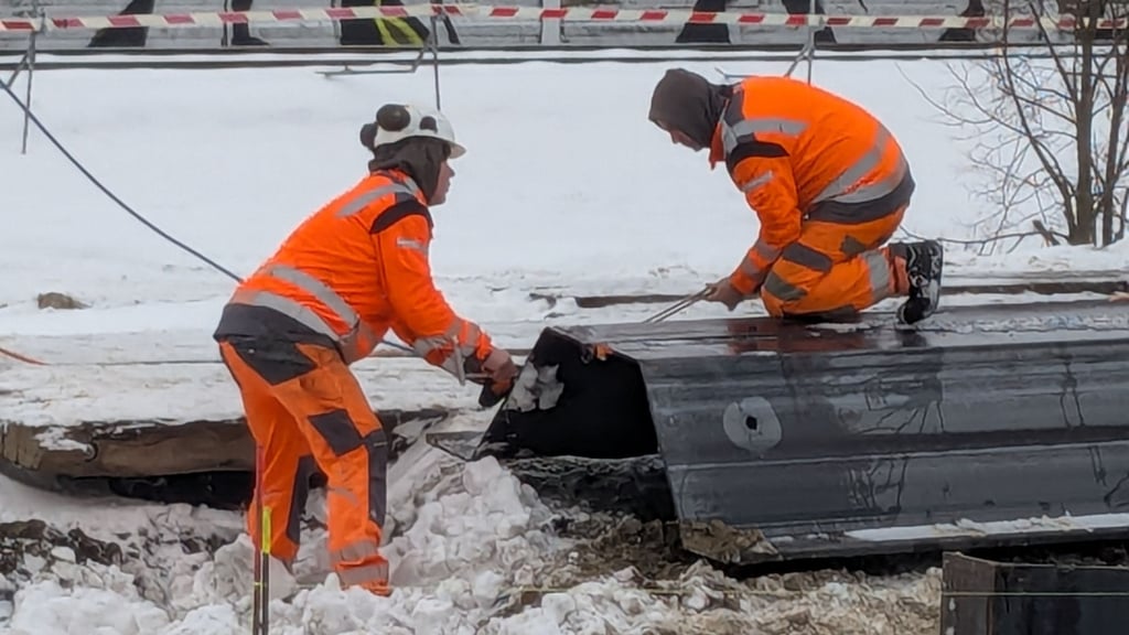 Die Wetterbedingungen machen es den Bauarbeitern nicht leicht am Bahnhof Oebisfelde.