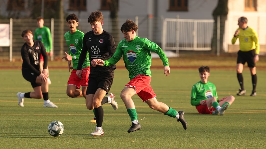 David Assner (M.) schlug gegen den CFC Germania gleich zweimal zu. Heute testet er mit Arminia gegen den SV Groß Santersleben (Landesklasse).