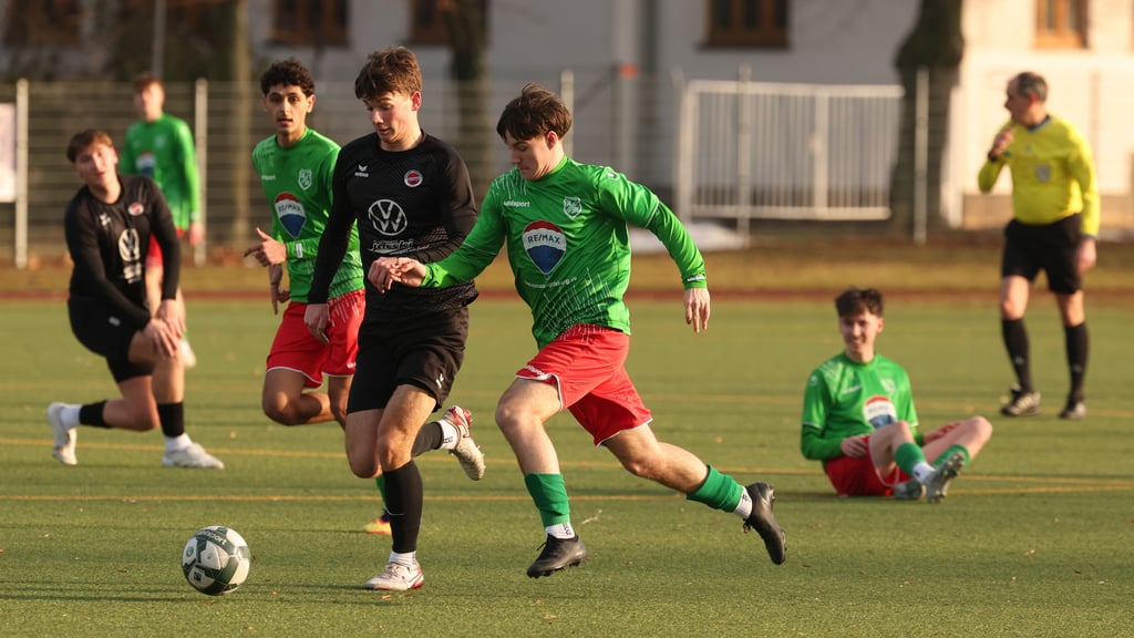 David Assner (M.) schlug gegen den CFC Germania gleich zweimal zu. Heute testet er mit Arminia gegen den SV Groß Santersleben (Landesklasse).