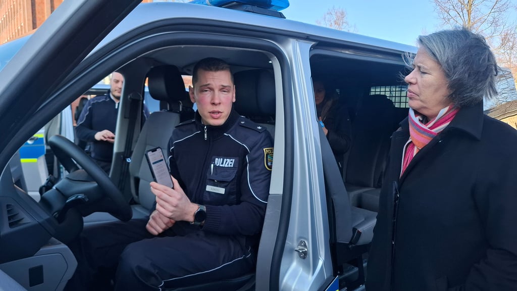 Innenministerin Tamara Zieschang lässt sich die „ResQnect“-App erklären.
