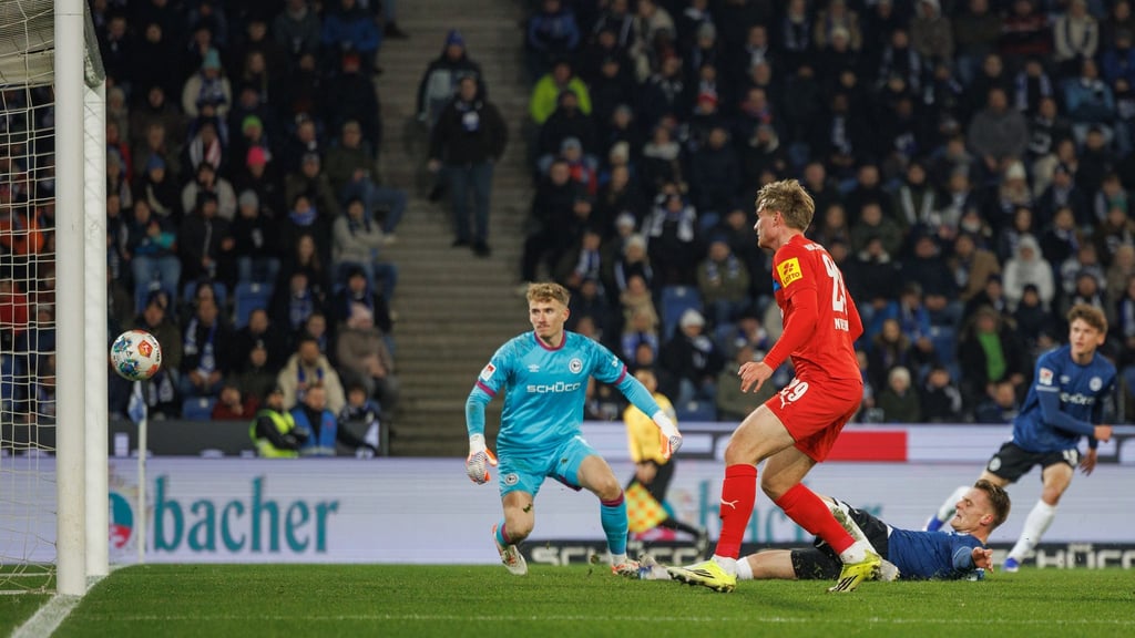 Bielefelds Leon Schneider grätscht den Ball zum 0:1 ins eigene Tor.