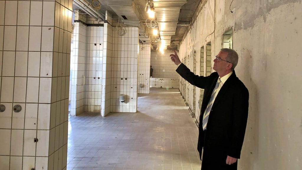 Die Moor-Abteilung in der Rehaklinik eins   wird  saniert und modernisiert. Kurdirektor Deddo Lehmann erläutert die Pläne. 