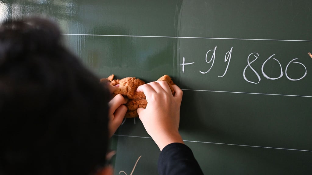Mindestens einem Kind pro Klasse fällt laut Schätzungen das Rechnen besonders schwer. (Symbolbild)