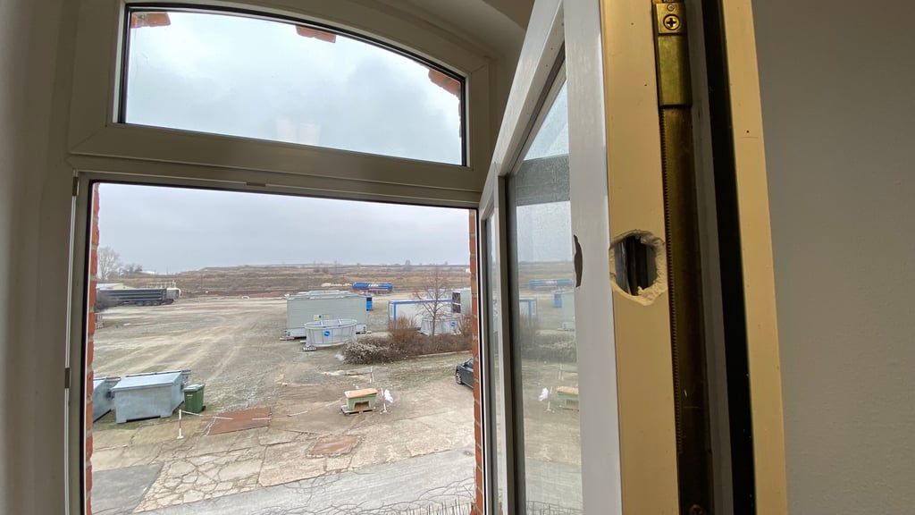 Eines der von Schüssen betroffenen Fenster des Qemetica-Firmengebäudes in Staßfurt – mit Blick auf das Gelände des Unternehmens.