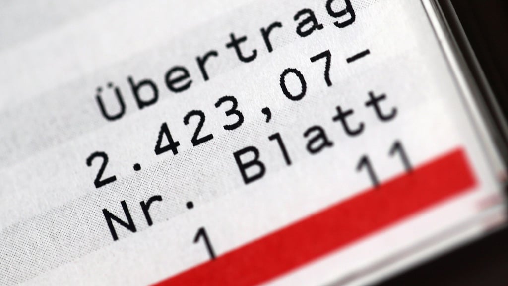 Der häufigste Grund für ein überzogenes Girokonto sind hohe Lebenshaltungskosten für Miete, Lebensmittel und Mobilität.