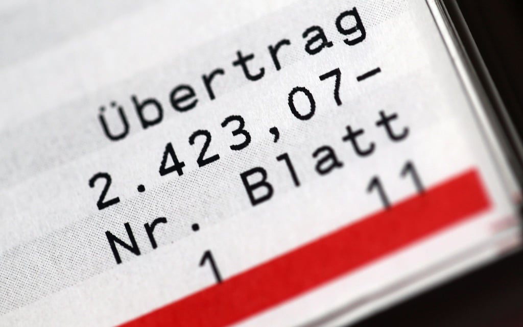 Der häufigste Grund für ein überzogenes Girokonto sind hohe Lebenshaltungskosten für Miete, Lebensmittel und Mobilität.