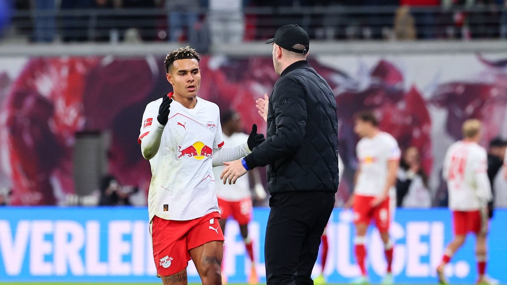 Antonio Nusa und Trainer Ole Werner.