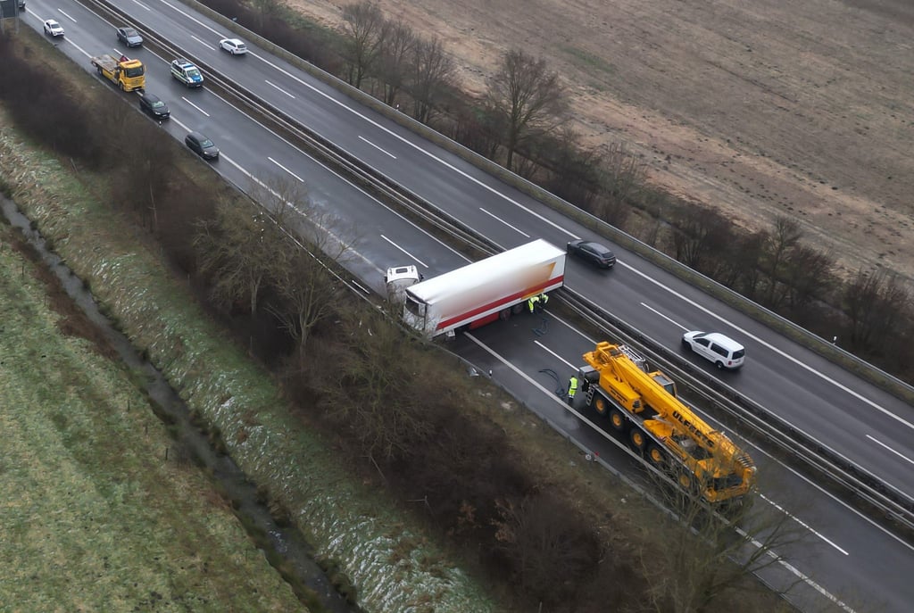 Nach einem Glätteunfall blockiert ein querstehender Lastwagen die Autobahn 31 bei Leer.