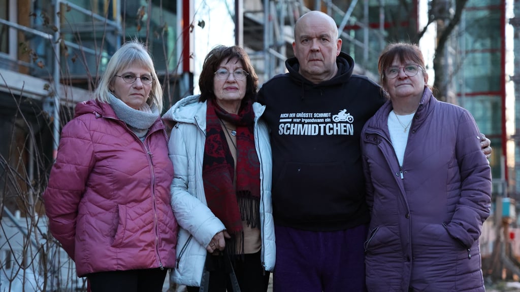 Petra Toth (69) (von links) lebt seit 24 Jahren im Haus,  Ute Köhler (84) lebt seit 27 Jahren im Block, Frank Schmidtchen (66) seit 37 Jahren und Martina Schaffrin (70) zog 1976 ein – also vor 50 Jahren. Alle vereint die dritte und wohl nervigste Rekonstruktion in der Zscherbener Straße. 