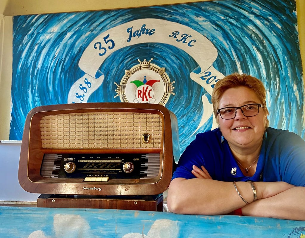 Doreen Kühnemund in der Kulisse für einen der Sketche, die dieses Jahr beim RKC aufgeführt werden.