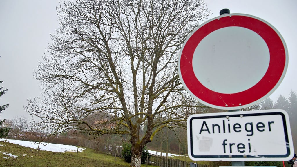 Wegen  einer Baustelle hatten  viele Autofahrer eine Abkürzung durch einen nur für Anlieger freien, sonst aber verbotenen Weg  genutzt. 