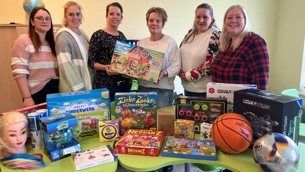 Die Vertreterinnen der Theatergruppe aus Rio überreichen dem Hort der Grundschule „Goldene Aue“ in Wallhausen die Geschenke. 