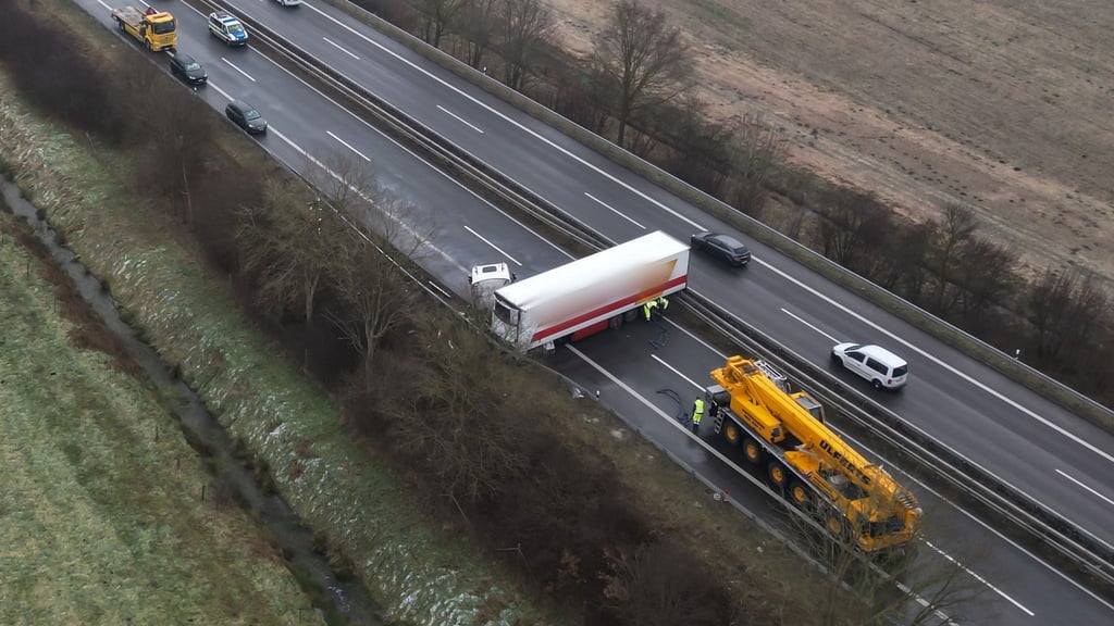 Nach einem Glätteunfall blockiert ein querstehender Lastwagen die Autobahn 31 bei Leer.