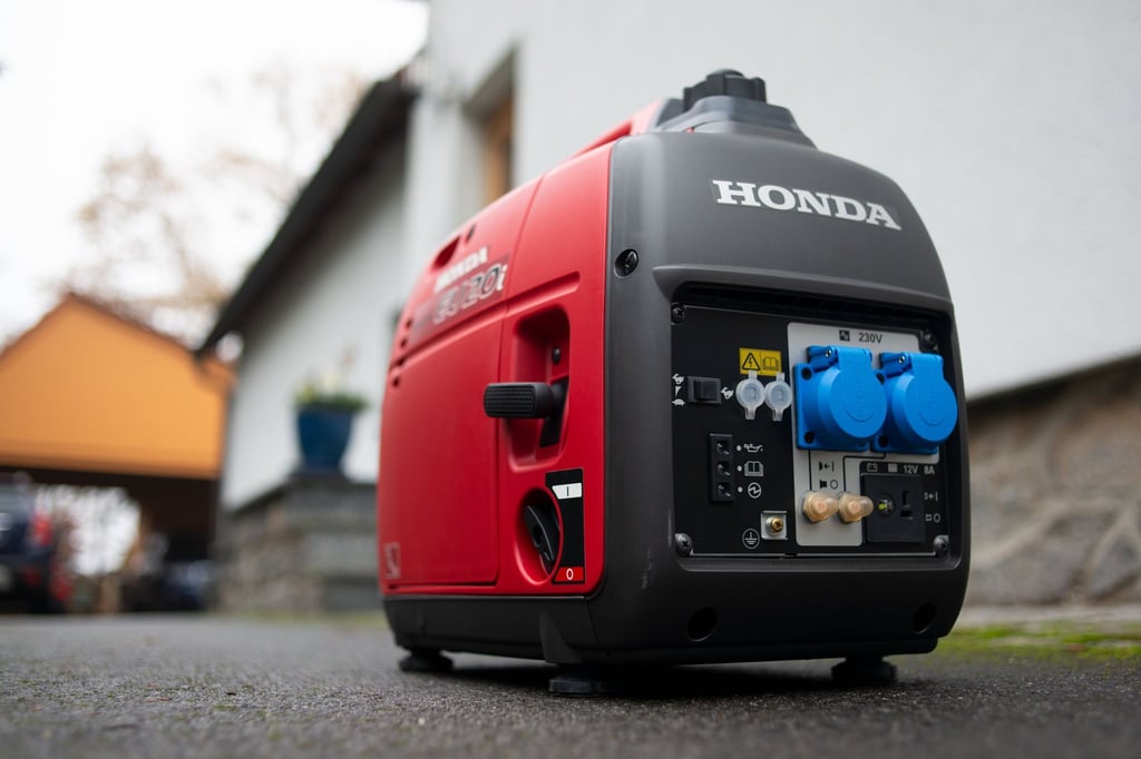 Dieser Stromerzeuger schafft ein paar Geräte, kein ganzes Haus. Und damit alles sicher bleibt, betreibt man ihn nur draußen, wo die Abgase ungehindert abziehen können.