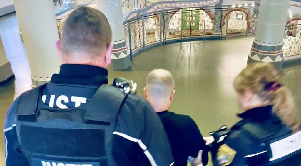 Justizbeamte führen den Hauptangeklagten Frank S., der in Bad Dürrenberg illegal mit Zigaretten gehandelt haben soll, aus dem Saal des Landgerichts Halle.