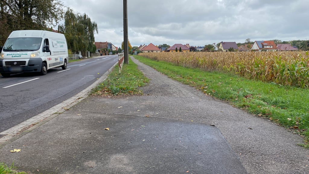 Der Rad- und Gehweg in Elbenau soll ausgebaut werden. Hilft die Kreisumlage?