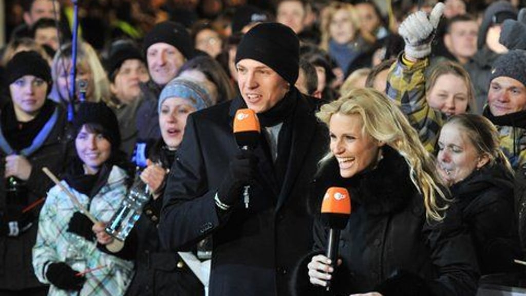 Mit Michelle Hunziker moderierte Schwimmweltmeister Paul Biedermann (vorn) am 12. Februar 2011 auf dem Marktplatz von Halle gemeinsam die Stadtwette der Unterhaltungsshow "Wetten, dass ...?".