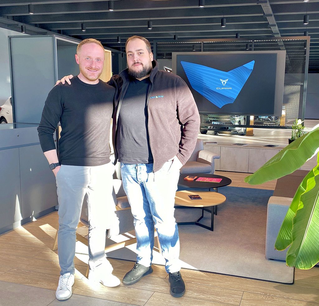 Marcus Trocha (l) und David Herrfurth sind Verkaufsberater im Autohaus Feser-Heise.