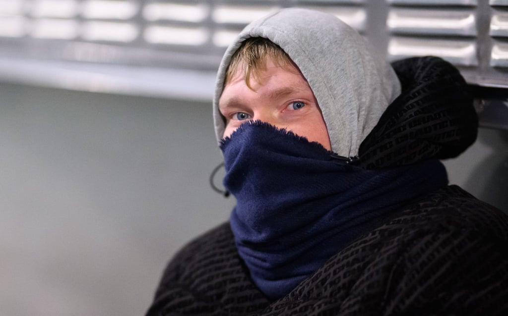 Der Obdachlose Kevin sitzt am frühen Morgen bei Minus 5 Grad in der Innenstadt.