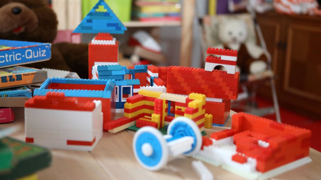 Mit Pebe-Bausteinen bauten viele DDR-Kinder ihre ersten Häuser und Fahrzeuge.