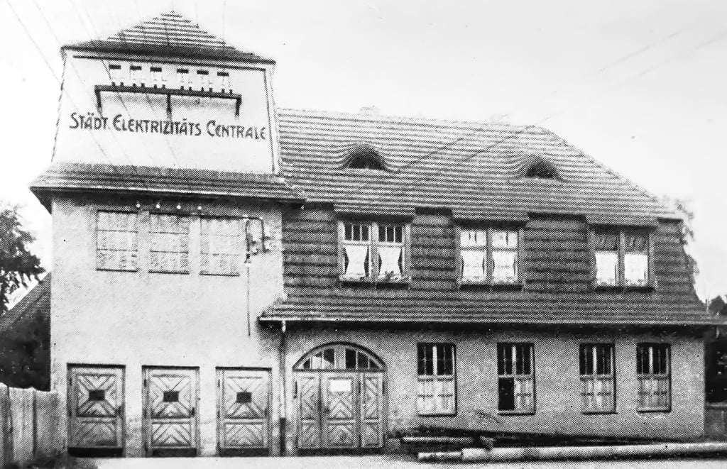 1913 übernahm die Stadt das Elektrizitätswerk in der Halleschen Straße (heute König-Heinrich-Straße) von der AEG. 