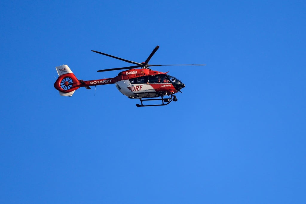 Ein Rettungshubschrauber sorgte für den schnellen Transport der Verletzten. (Symbolbild)
