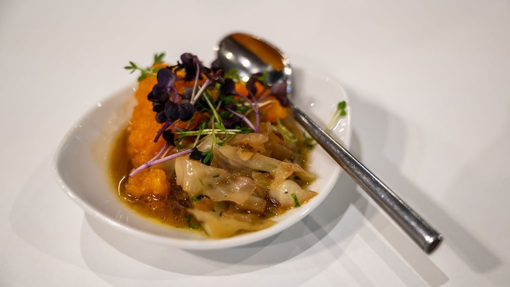 Wenn die Konsistenz des Schmorkohl schön „schlotzig“ ist, schmeckt er am besten.