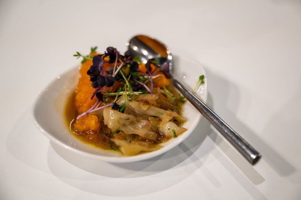 Wenn die Konsistenz des Schmorkohl schön „schlotzig“ ist, schmeckt er am besten.