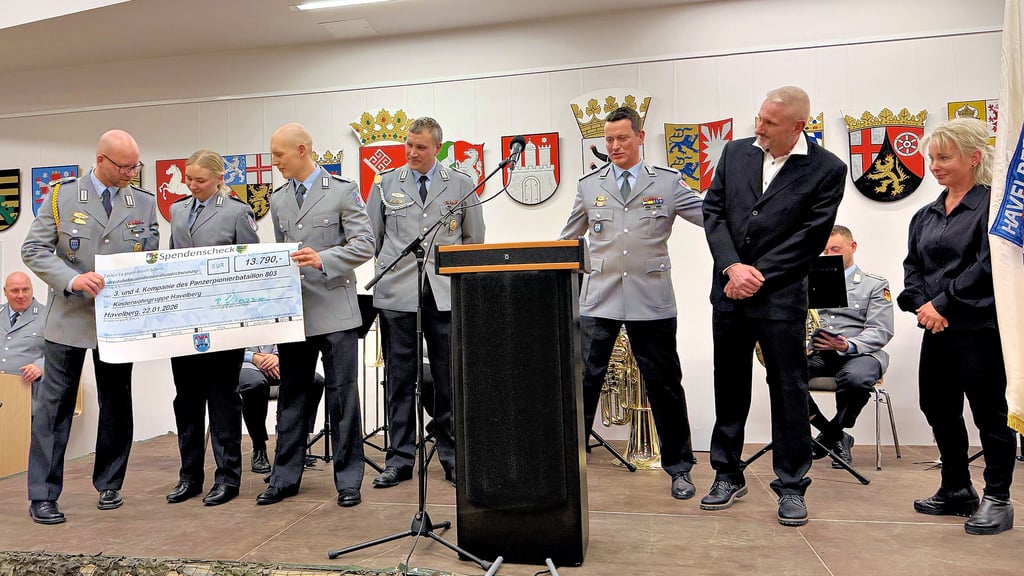 Die Angehörigen der 4. Kompanie des Panzerpionierbataillons 803 übergaben eine Spende in Höhe von 13.790 Euro für die Kinderwohngruppe Havelberg von Roberto Kleiner und Mandy Falk-Kleiner (rechts). Sie wollen damit einen Medienraum für ihre Schützlinge finanzieren.