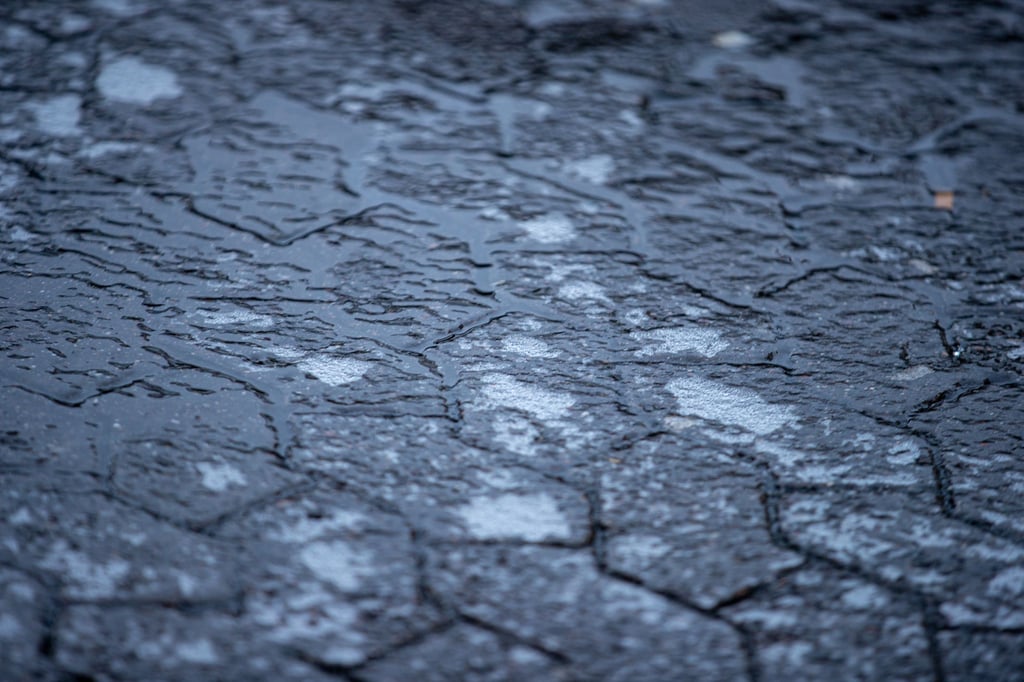 Blitzeis kann schnell gefährlich werden. (Symbolbild)