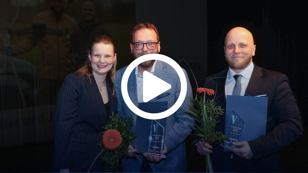 Reporterin Romy Bergmann hielt bei der Gala zur Ehrung des „Magdeburger des Jahres 2025“ die Laudatio auf Christian Möller (links) und Jan Driesnack.