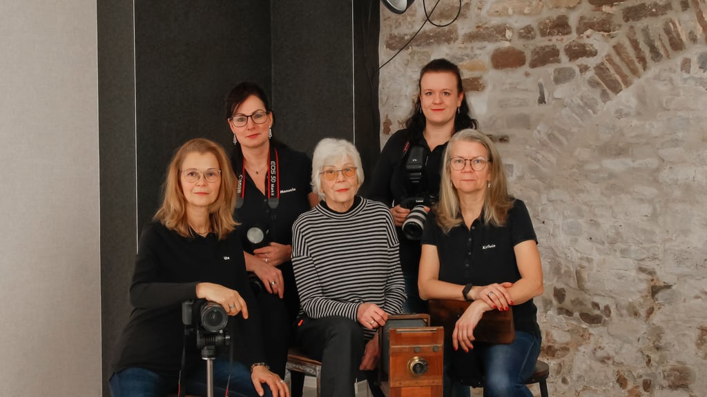 Das letzte Gruppenfoto im Fotostudio Ahlhelm: Ute Ahlhelm, Manuela Richter-Türpe, Erika Ahlhelm, Linda Mixa und Kathrin Hertel (von links).