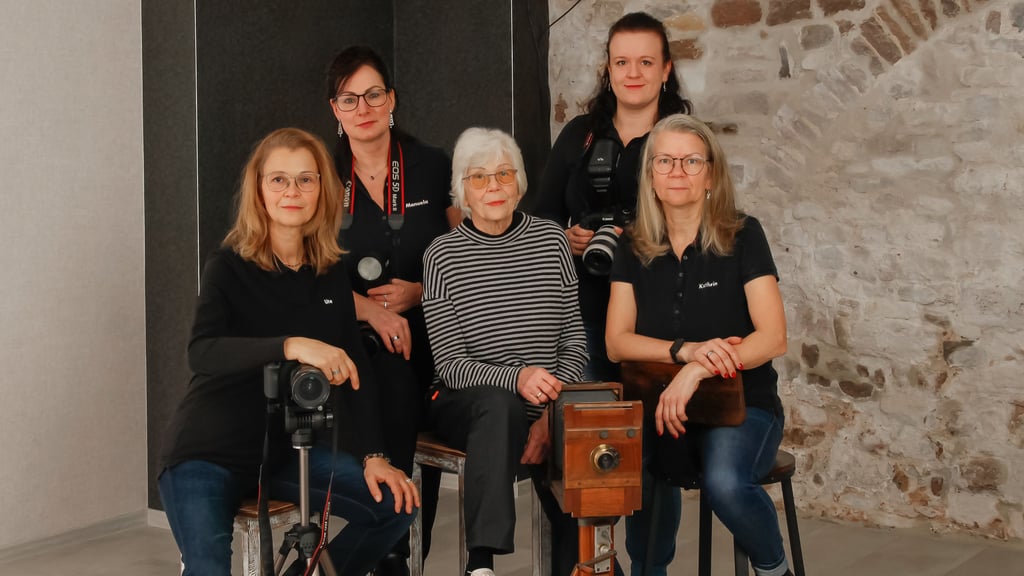Das letzte Gruppenfoto im Fotostudio Ahlhelm: Ute Ahlhelm, Manuela Richter-Türpe, Erika Ahlhelm, Linda Mixa und Kathrin Hertel (von links).