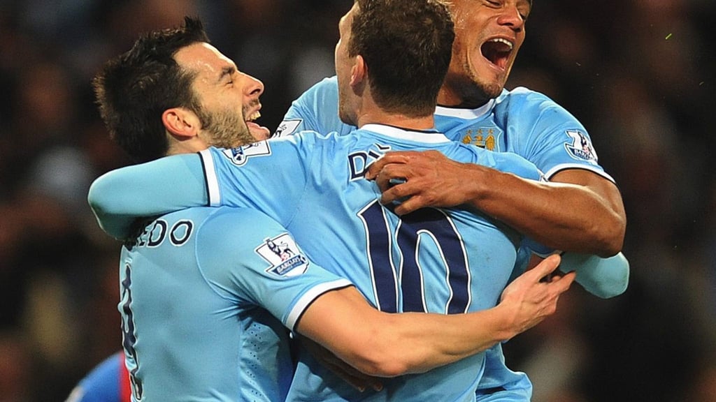 Waren Teamkollegen bei Manchester City: Bayern-Coach Kompany (r) und der Neu-Schalker Dzeko (M). (Archivbild)